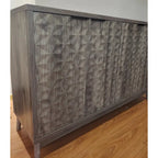 Credenza Moderna Grigia – 4 Ante con Rilievo a Rombo, 3 Ripiani Regolabili, 1 Utente