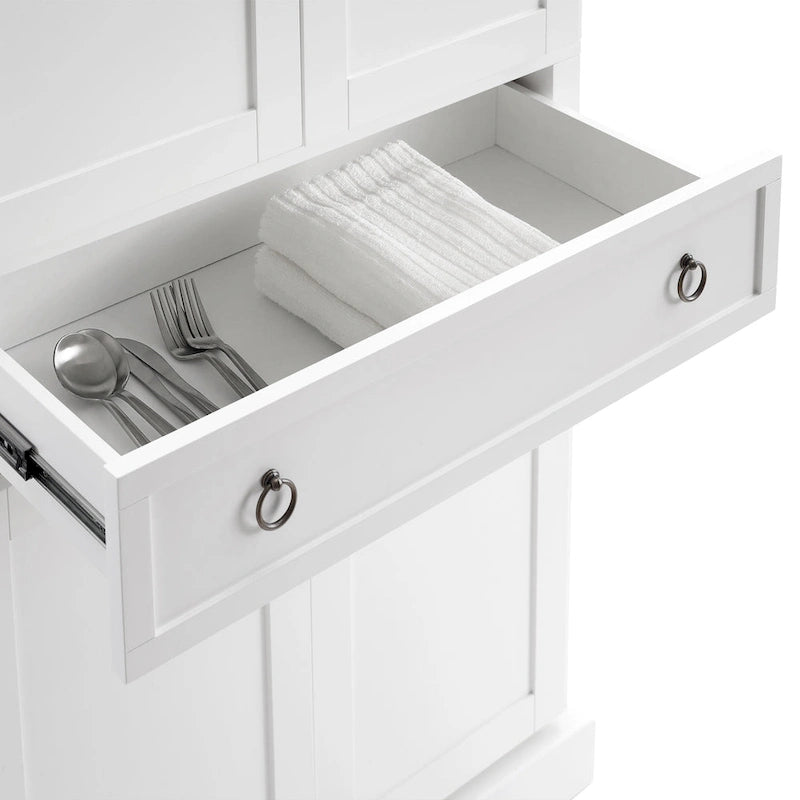 Dispensa da cucina tradizionale bianca